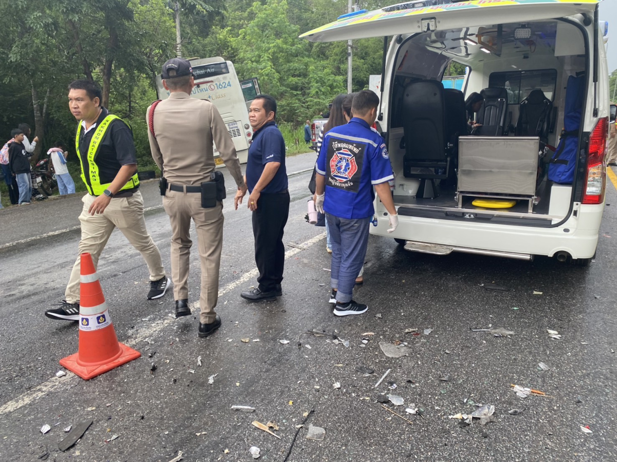 อบต.อุดมทรัพย์ เข้าระงับเหตุและช่วยเหลือผู้ประสบภัยกรณีอุบัติเหตุรถบบรทุกเสียหลักตกข้างทาง