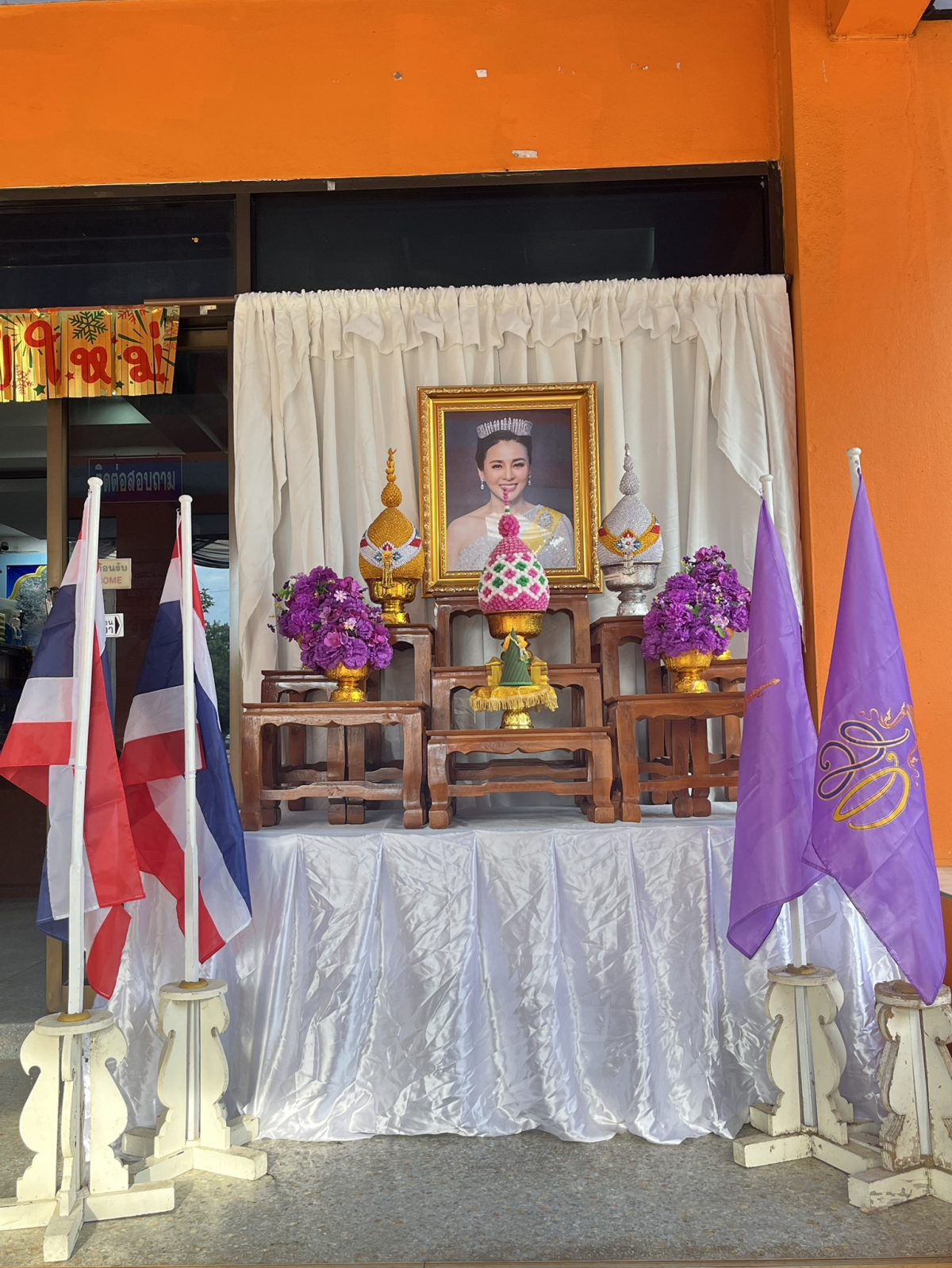องค์การบริหารส่วนตำบลเอุดมทรัพย์ ร่วมจัดตกแต่งโต๊ะหมู่บูชา และดำเนินการติดตั้งป้ายไวนิลขนาดใหญ่ 