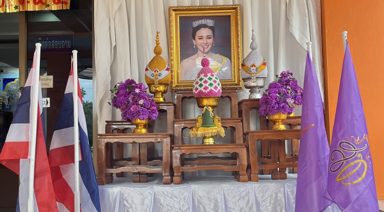 องค์การบริหารส่วนตำบลเอุดมทรัพย์ ร่วมจัดตกแต่งโต๊ะหมู่บูชา และดำเนินการติดตั้งป้ายไวนิลขนาดใหญ่ 