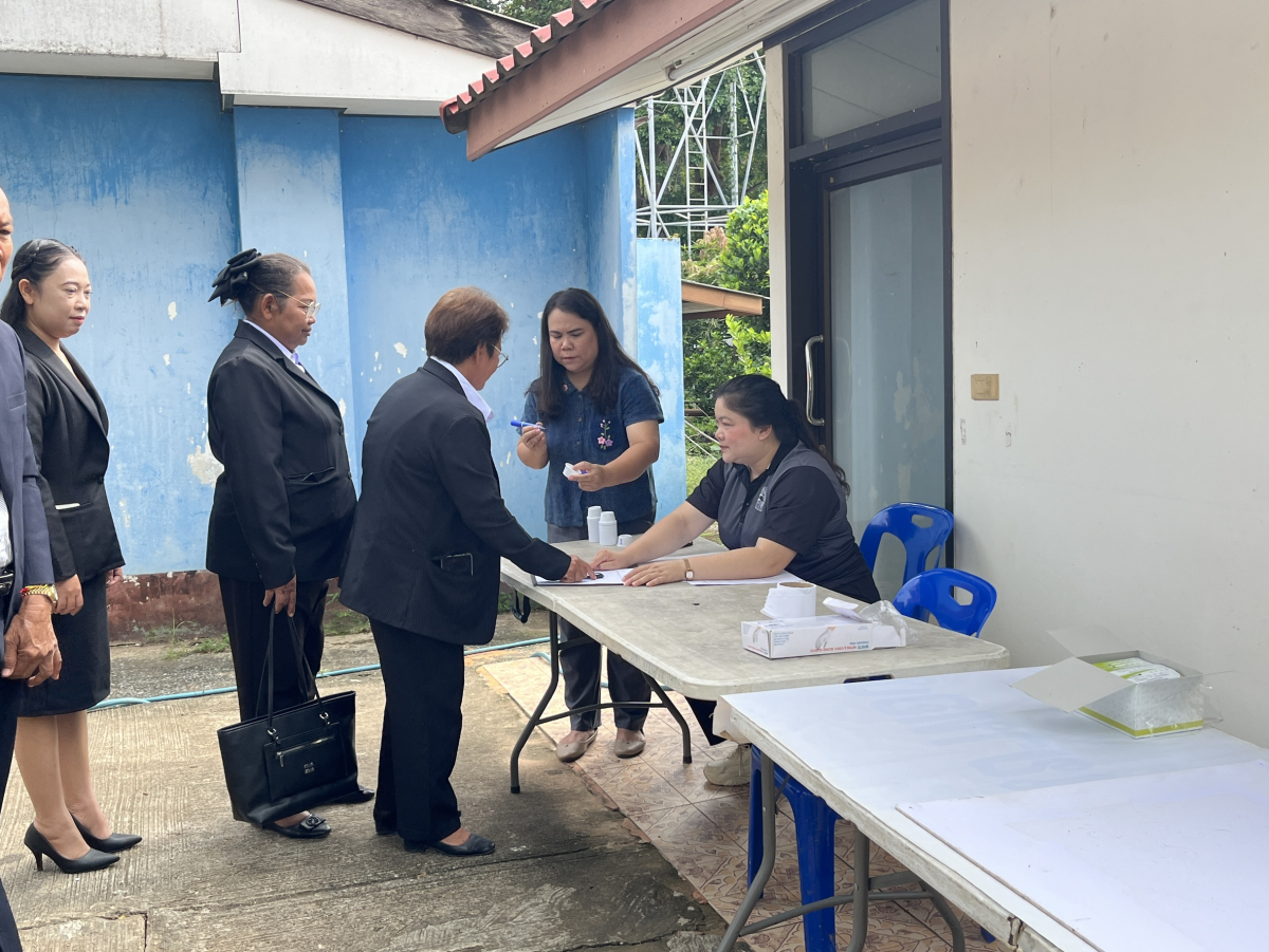 องค์การบริหารส่วนตำบลอุดทรัพย์ เข้ารับการตรวจหาสารเสพติดตามโครงการ "โคราชสีขาว ปลอดยาเสพติด