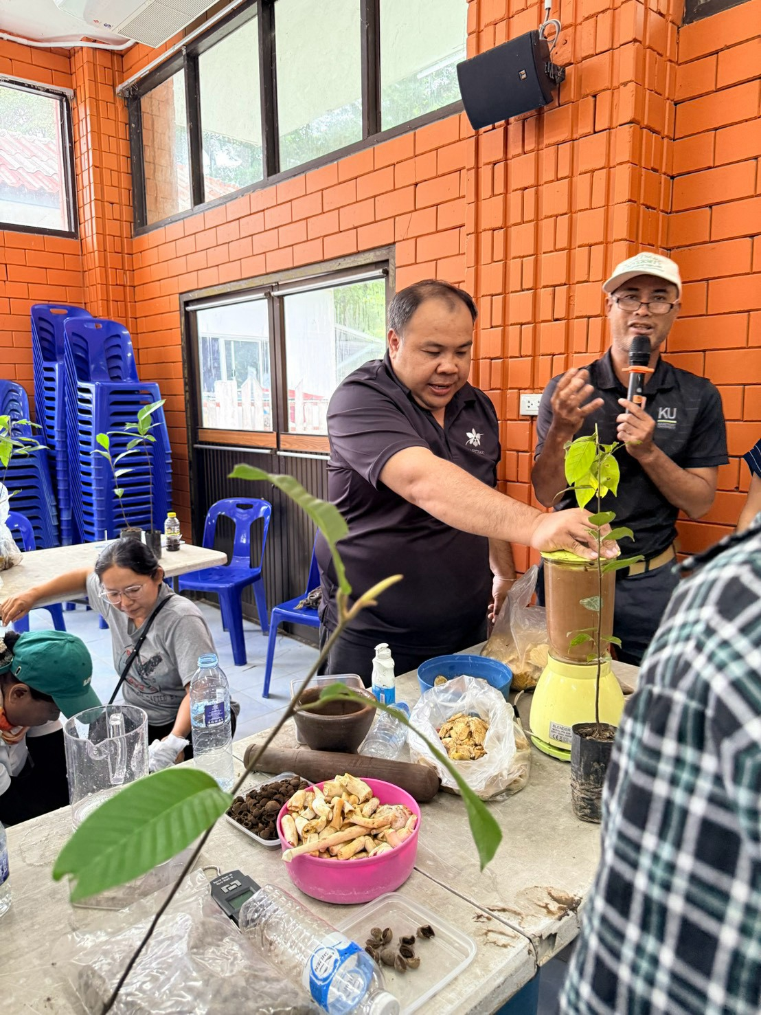 โครงการฝึกอบรมให้ความรู้เรื่องการเพาะขยายพันธุ์พืช 